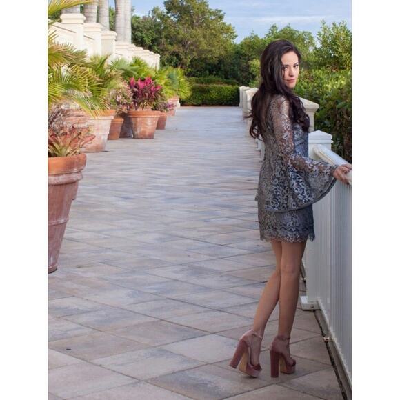 White House Black Market Silver Lace Bell Sleeve Sheath Dress Blogger Size 4 NWT - Picture 3 of 15